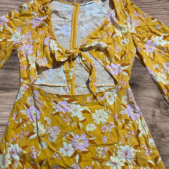 CUPSHE BEACH dress cut out tie front . Super cute pattern - Picture 3 of 4